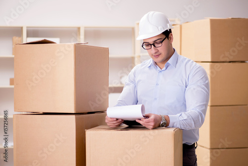 Man working in box delivery relocation service © Elnur