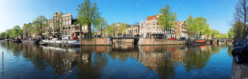 Häuser an Gracht in Amsterdam als Panorama