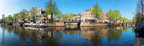 Häuser an Gracht in Amsterdam als Panorama © Dan Race