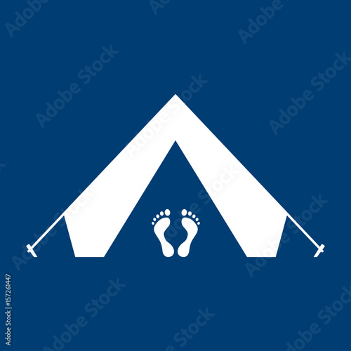 Icono plano tienda de camping con pies blanco en fondo azul