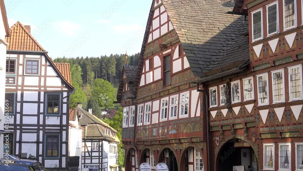 Fachwerk Land Idylle in Dorf Ambiente mit grünen Bäumen Slider Aufnhahme