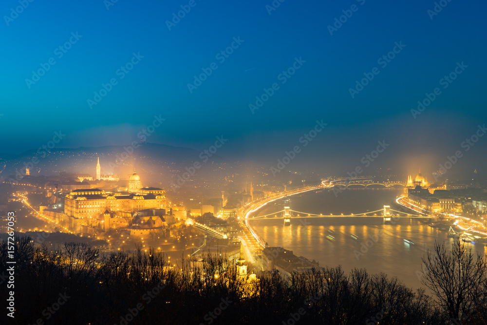 ゲッレールトの丘から見るブダ城地区とセーチェーニ鎖橋の夜景 Stock Photo Adobe Stock ゲッレールトの丘から見るブダ城地区とセーチェーニ鎖橋の夜景 Stock Photo Adobe Stock