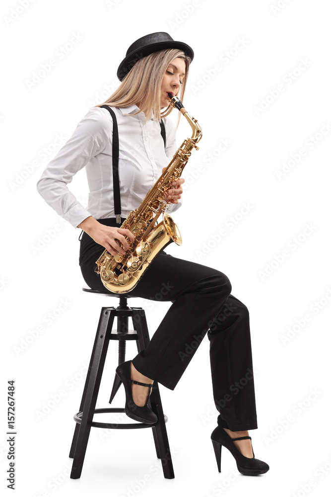 Naklejka premium Female jazz musician seated on a chair playing a saxophone