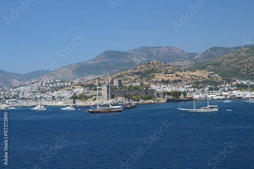 Blick auf die Burg, Boote und das Hinterland von Bodrum