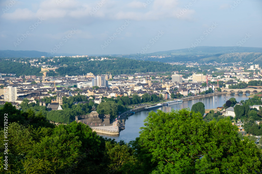 Deutsches Eck in Koblenz in Rheinland-Pfalz mit Blick auf Koblenz alstadt Panorama