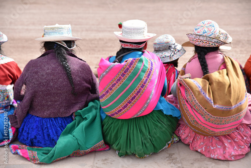 Femmes péruviennes en costume traditionnel à Chivay au Pérou photo