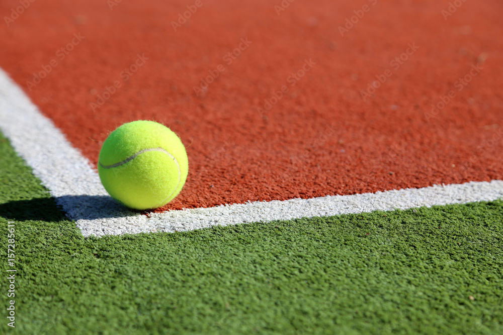 Gelber Tennisball liegt auf weißer Linie, Symbolbild Tennis