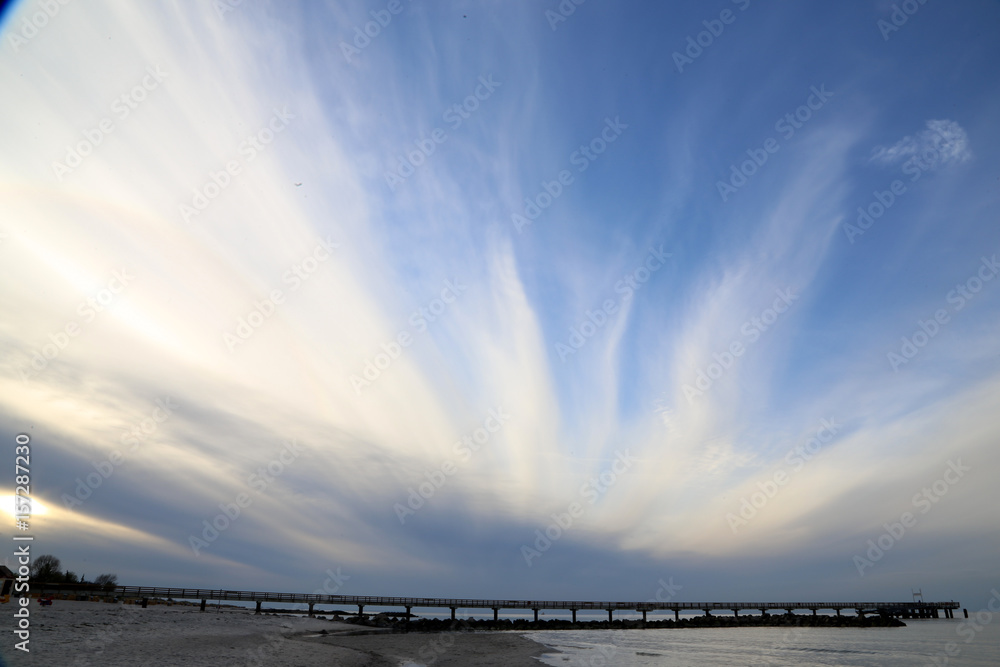 Seebrücke Schönberg in der Urlaubsregion Probstei mit dramatischem Abendhimmel