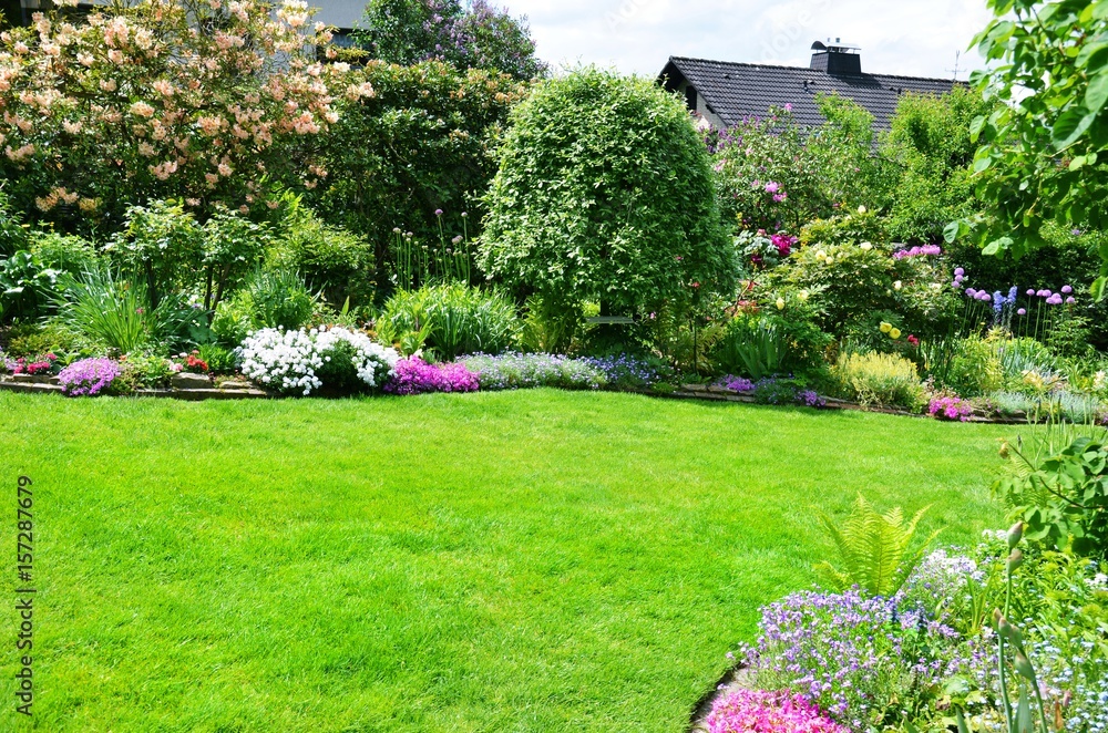 Fototapeta premium Piękny ogród z trawnikiem