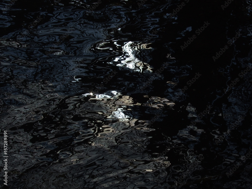 Strudel im schwarzen Wasser