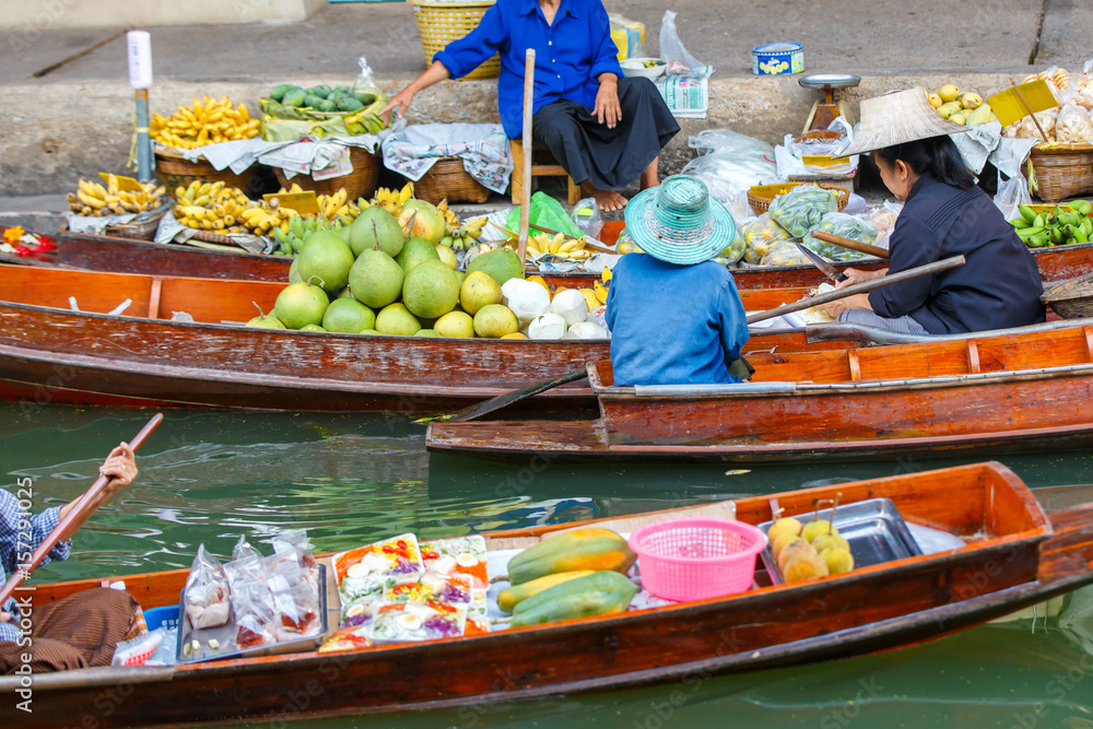 Fototapeta premium Damnoen Saduak floating market in Ratchaburi near Bangkok, Thailand
