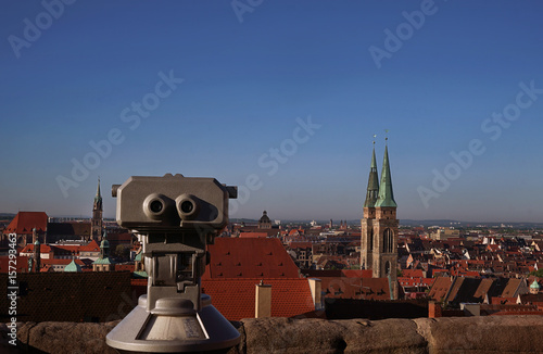 Blick von der Nürnberger Burg auf die Altstadt mit einem Fernrohr photo