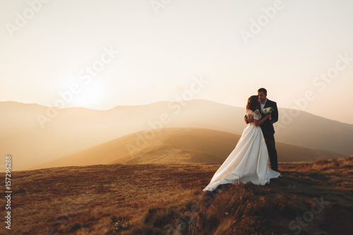 Fotografia Wedding couple posing on sunset at wedding day