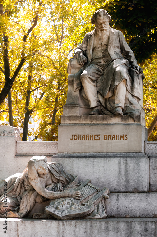 Naklejka premium Wiedeń, pomnik kompozytora Johannesa Brahmsa na Karlsplatz