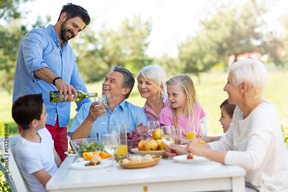 Extended family eating outdoors
Extended family eating outdoors