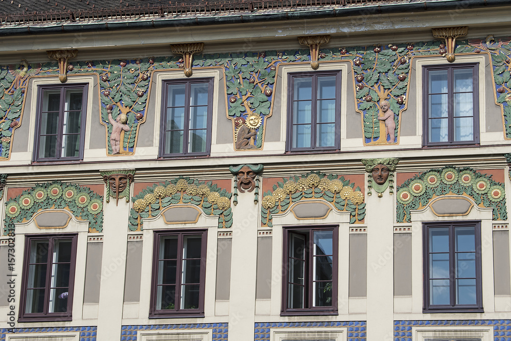 Fototapeta premium Hausfassade mit gemalten Fensterumrandungen in der Innenstadt von Innsbruck, Tirol, Österreich