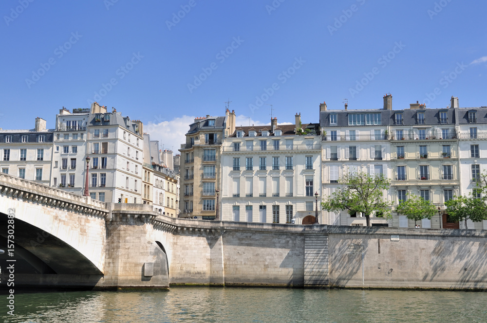 immeubles parisiens en bord de Seine