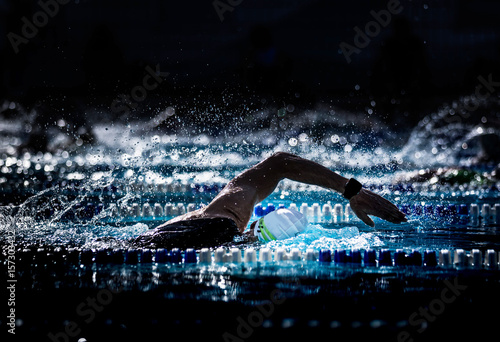 Freistilschwimmer im Gegenlicht