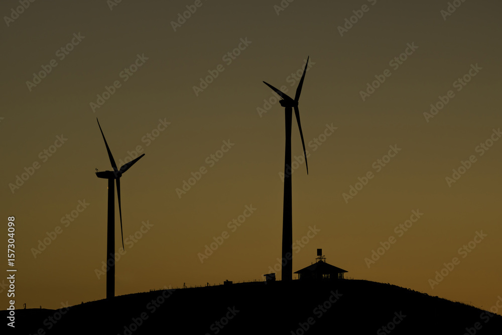 Obraz premium Silhouette von Windrädern