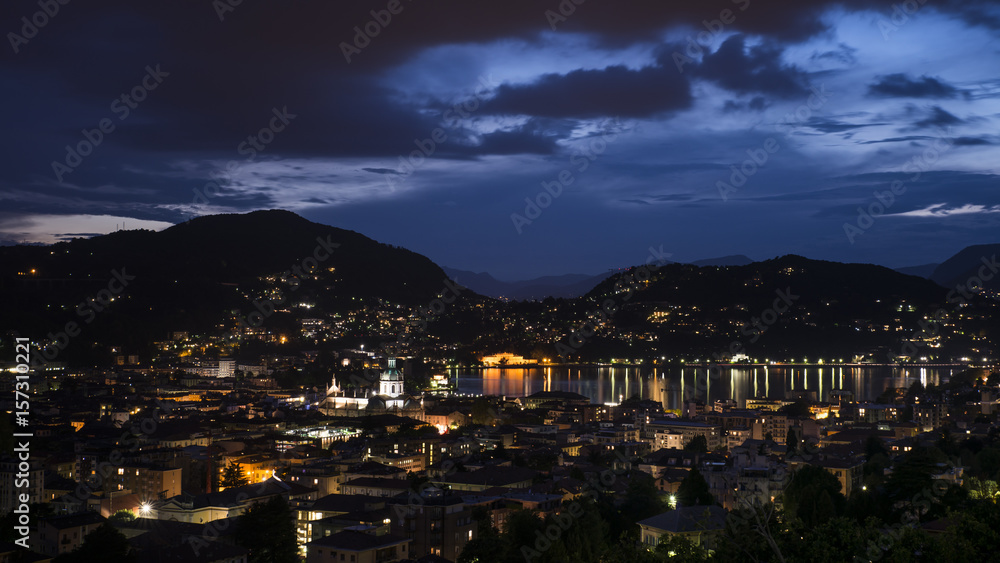 notturno  città di Como,Italia 