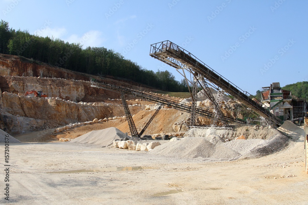 carri-re-de-sable-et-pierres-calcaire-en-dordogne-stock-foto-adobe-stock