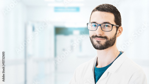 Obraz na płótnie Uomo in laboratorio con camice, medico scienziato
