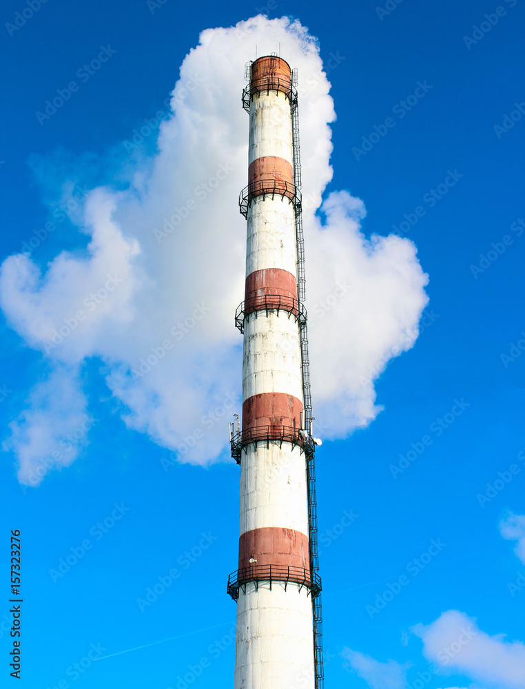 Рабочая труба газовой котельной на фоне неба
