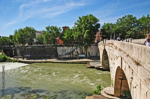 Wallpaper Mural Roma, il Tevere all'Isola Tiberina Torontodigital.ca