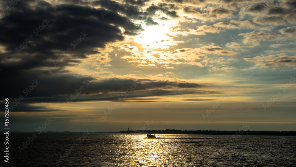 Obraz premium Lake Erie Sunset at Cedar Point