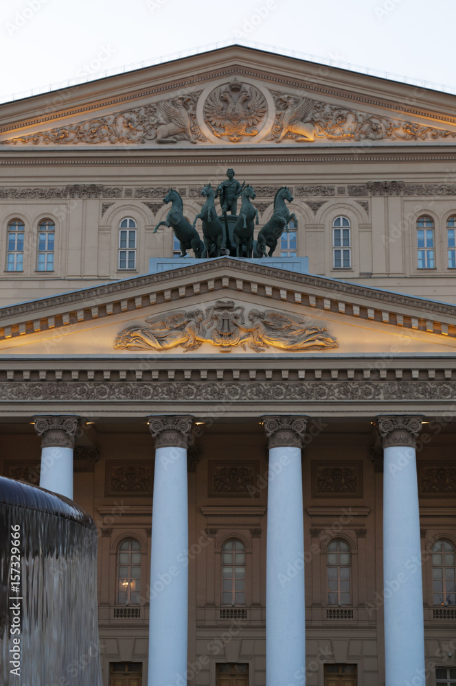 Obraz premium Mosca, 25/04/2017: vista del Teatro Bolshoi, progettato dall'architetto Joseph Bové, uno dei più famosi teatri del mondo in cui vengono allestiti balletti, opere e spettacoli teatrali