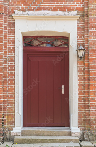 Rote Holztür eines Hauses