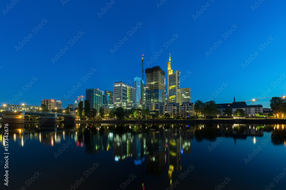 Skyline Frankfurt am Main zur blauen Stunde