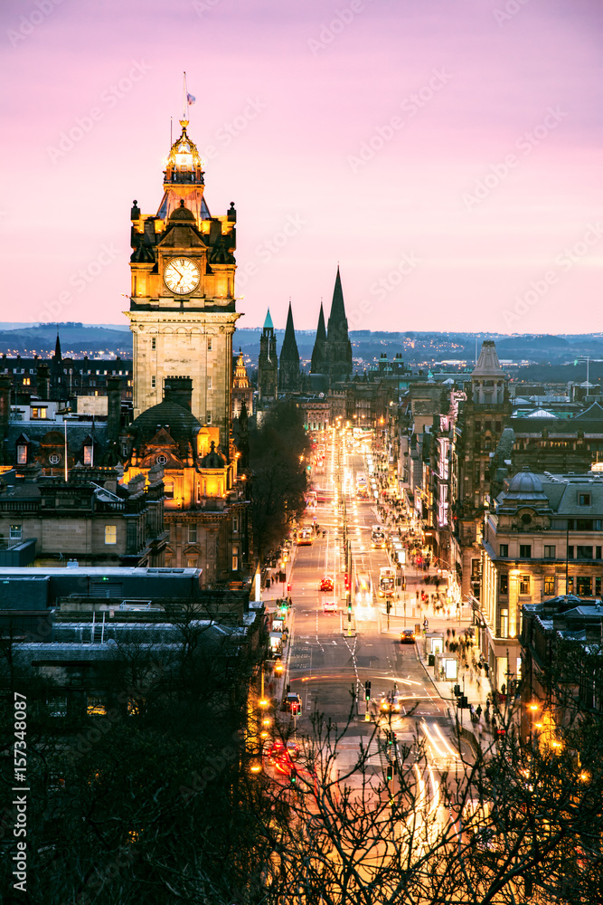 Naklejka premium Old town Edinburgh and Edinburgh castle at sunset, Scotland UK