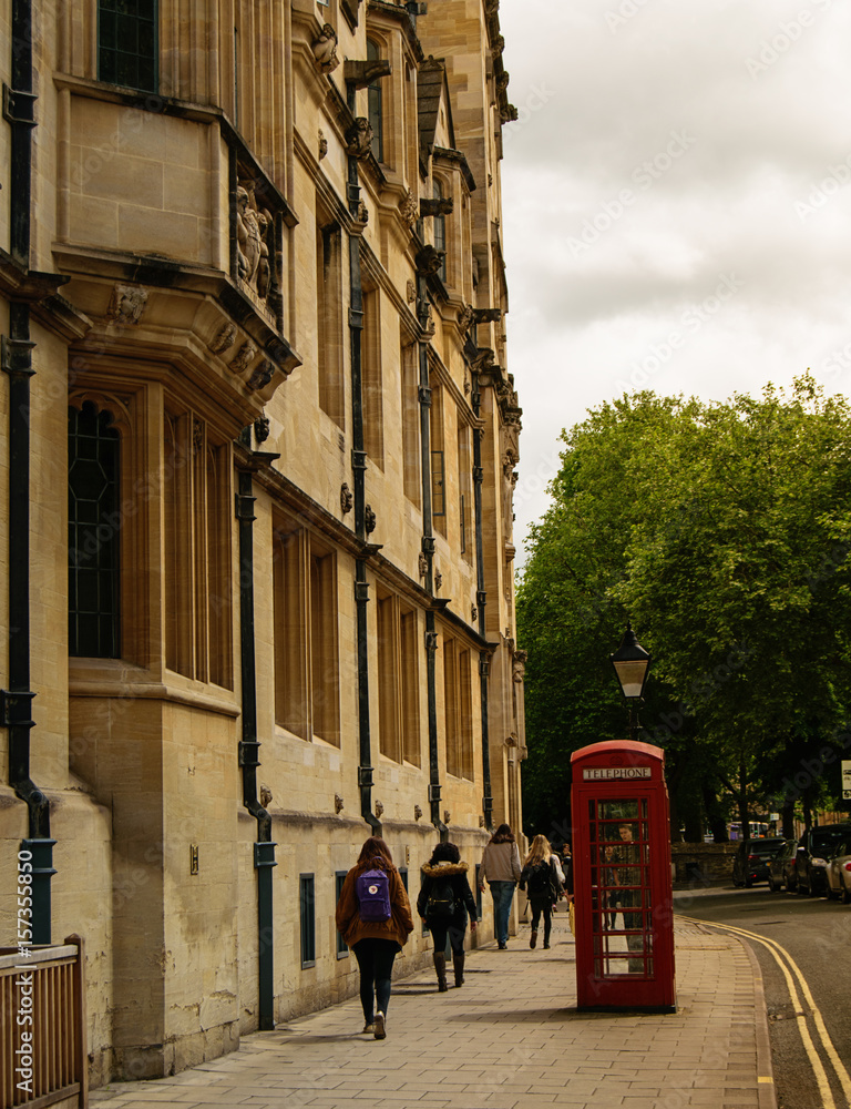 Obraz premium Red call-box, telephone in Britain. Street view