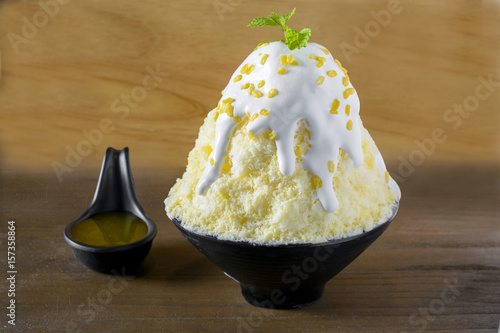 Bingsu mango milk with coconut cream and yellow bean