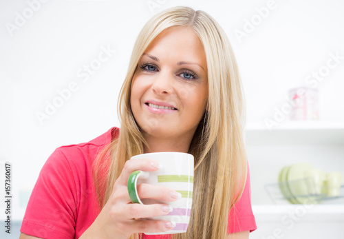 Junge Hausfrau bei einer Tasse Kaffee