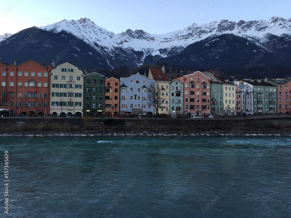Innsbrucks Bunte Häuserfront am Fluß