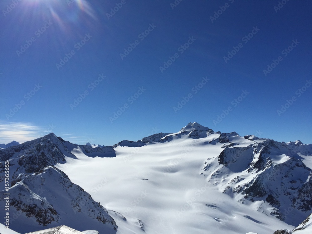 Schneeplateau mit blauem Himmel Schneeplateau mit blauem Himmel