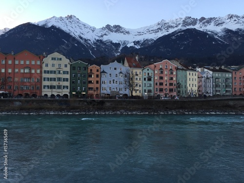 Innsbrucks Bunte Häuserfront am Fluß