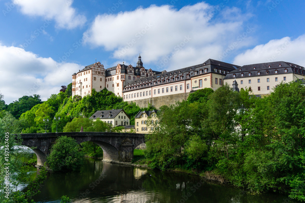 Schloss Weilburg in Hessen bei blauen Himmel wolken wolke