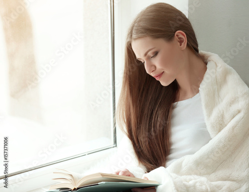Beautiful young woman readi...