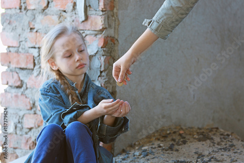 Εκτύπωση καμβά Woman giving money to poor little girl outdoors
