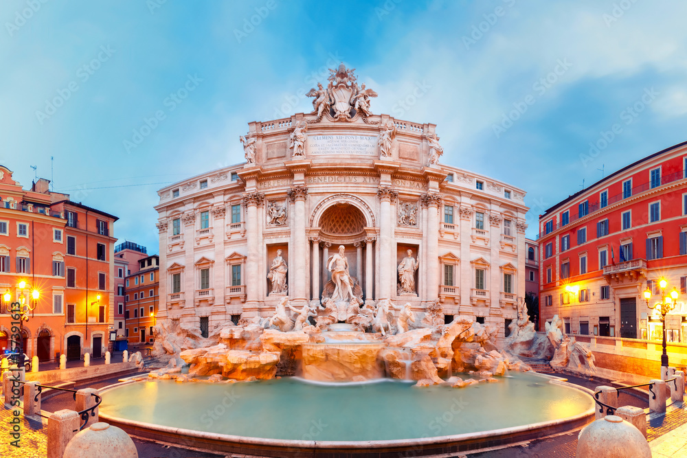 Naklejka premium Rzym Fontanna di Trevi lub Fontana di Trevi rano, Rzym, Włochy. Trevi to największa barokowa, najbardziej znana i odwiedzana przez turystów fontanna Rzymu.
