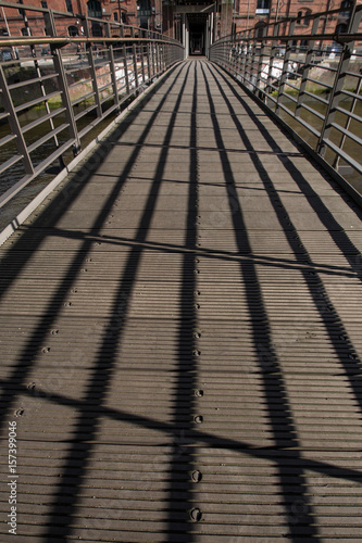 schattenwurf auf der brücke