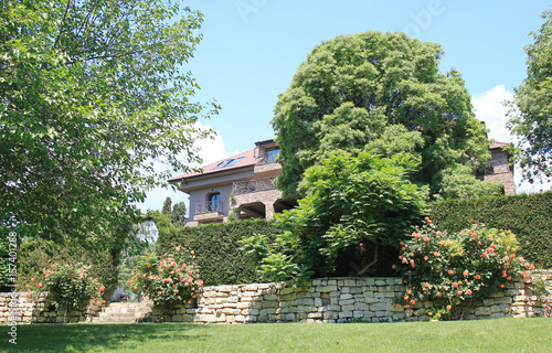 Вилла, окружённая садом и живой изгородью 