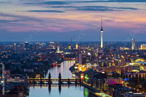 Obraz na płótnie Berlin bei Nacht w salonie