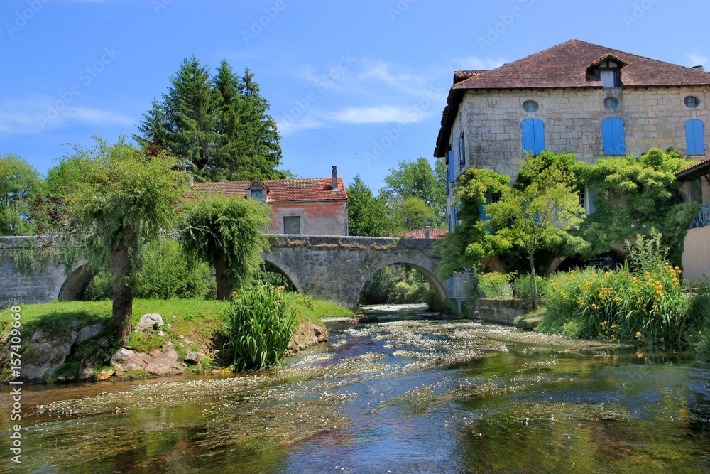 Ancien moulin à Bourdeilles (Dordogne) Ancien moulin à Bourdeilles (Dordogne)