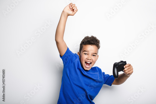 Foto young child having fun playing video games