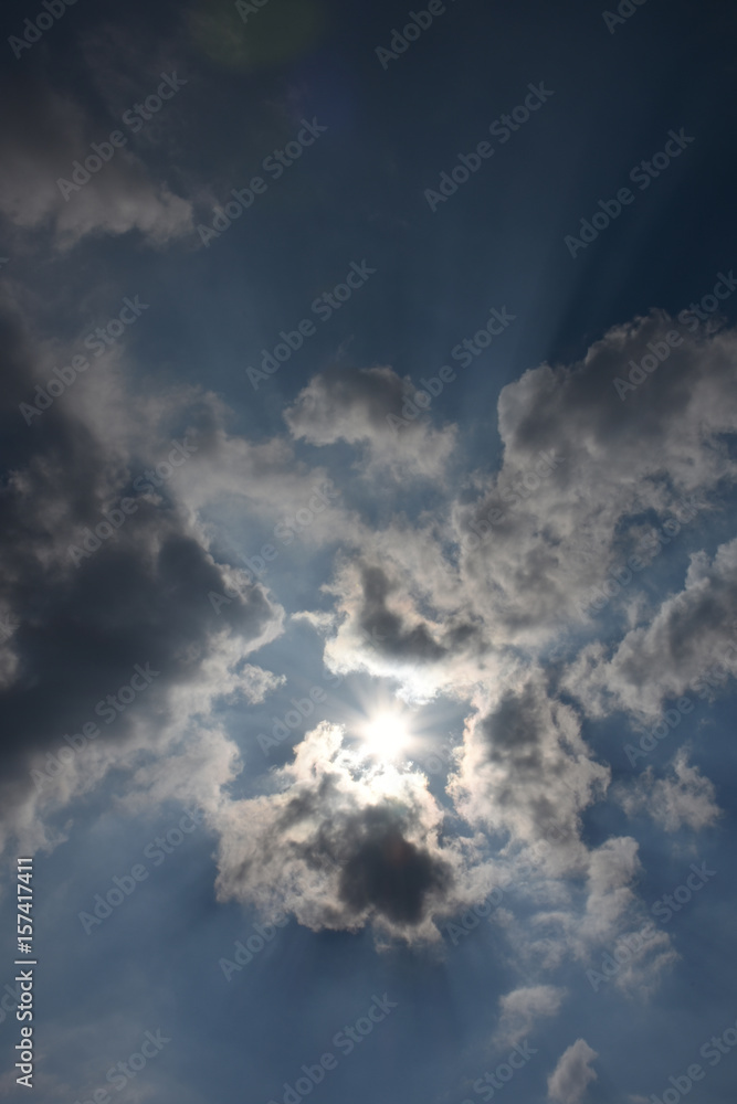 眩しい太陽と青空と雲「空想・太陽の熱でとけだすモンスターたち」熱中症、暑い、紫外線などのイメージ
