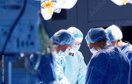 Quadro em tela group of surgeons in operating room at hospital